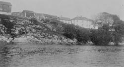 Bildet viser Dolm prestegård, 1912 - 1922. Prestegården og a