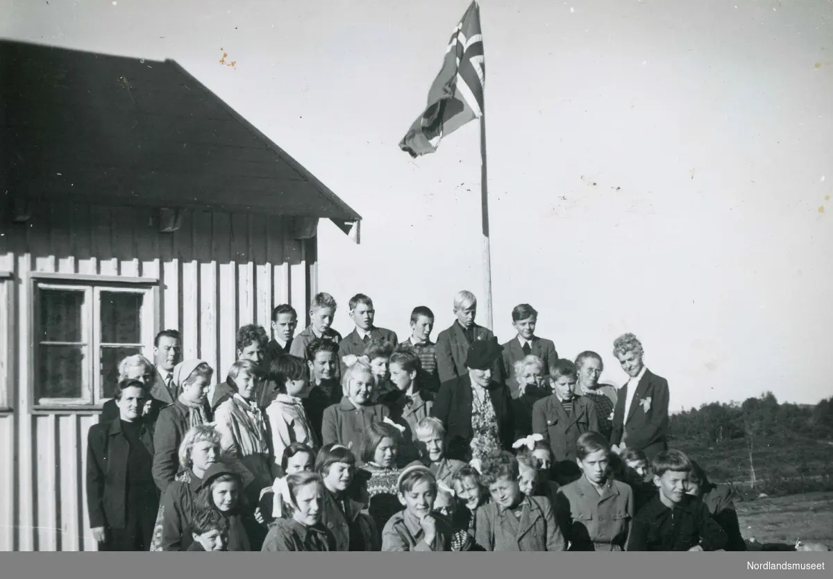 Skoleelever på utflukt fra Engeløya til Bogøy ca 1955.
Av voksne: Magla Lagerhus, Antora Vaag, Sanna Aasgaard, Borghild Jacobsen, Solveig Jacobsen og Jermund Hellem.
Av barn: Willy, Hans, Arild, Jarle og Reidun.