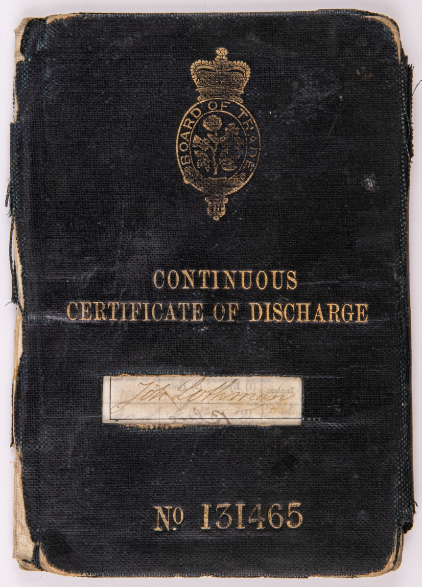 Sjöfartsbok. "Certificate of Discharge".
Mörkblå Pärm med märke och text "CONTINUOUS CERTIFICATE OF DISCHARGE" och "No 131 465". Pärmen har en rektangulär öppning fram genom vilket namnet "John Löthman" syns.