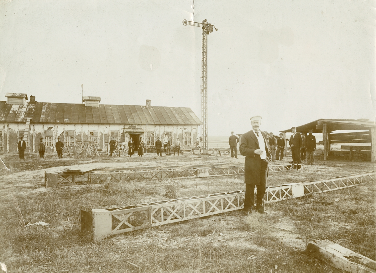 Michael Rostin (foran med hvit hatt) deltok i den enorme utbyggingen av det russiske jernbanenettet omkring 1900. Bak sees kosakklivvakter i uniform som var med for å beskytte arbeidet i de mer ugjestmilde områder av imperiet.