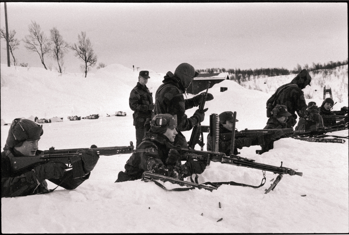 Soldater fra Åsegarden skyter med MG og AG3.