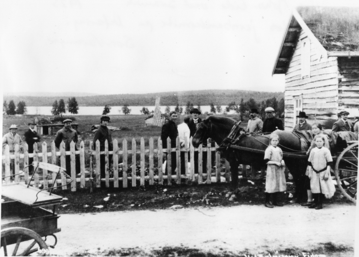 Stortingets jernbanekomité på befaring i Sør-Varanger i 1923. Her er de hos Johs. Eide ved Svanvik.