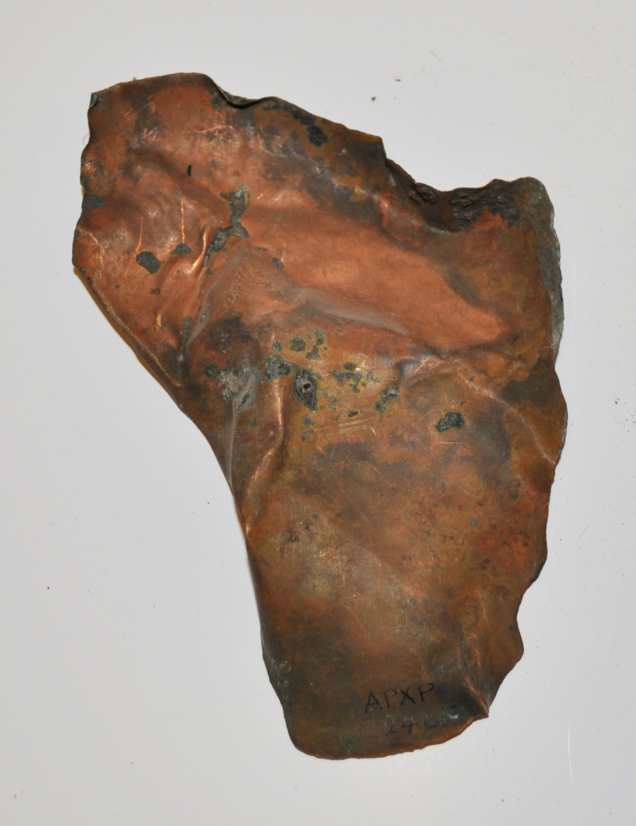 Fragment från förvaringskärl av koppar. B: liten del av en enliters burk.