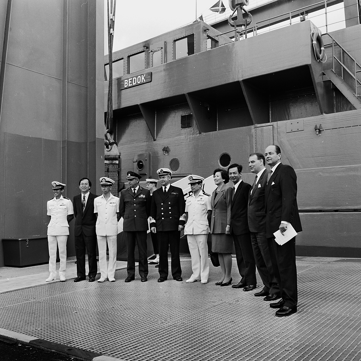 Varvet runt- en bildutställning
Minröjningsfartyget Bedok för The Republic of Singapore Navy skall namngivas 1993. Hedersgästerna är samlade. Längst till höger varvsdirektören Hans Hedman.