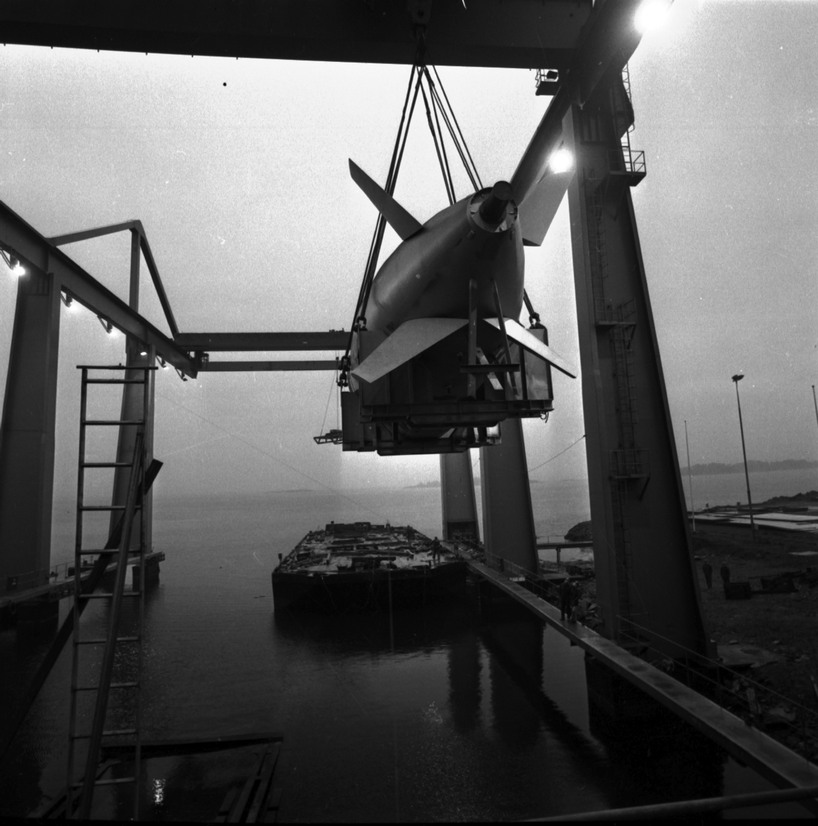 Varvet runt- en bildutställning
Aktersektionen till den första av de tre Näcken-ubåtarna lastades på pråm i december 1977 för transport till Kockums i Malmö. För- och aktersektionerna till ubåtarna tillverkades i Karlskrona och mittsektionerna i Malmö där sektionerna sammanfogades och fartygen byggdes färdiga.