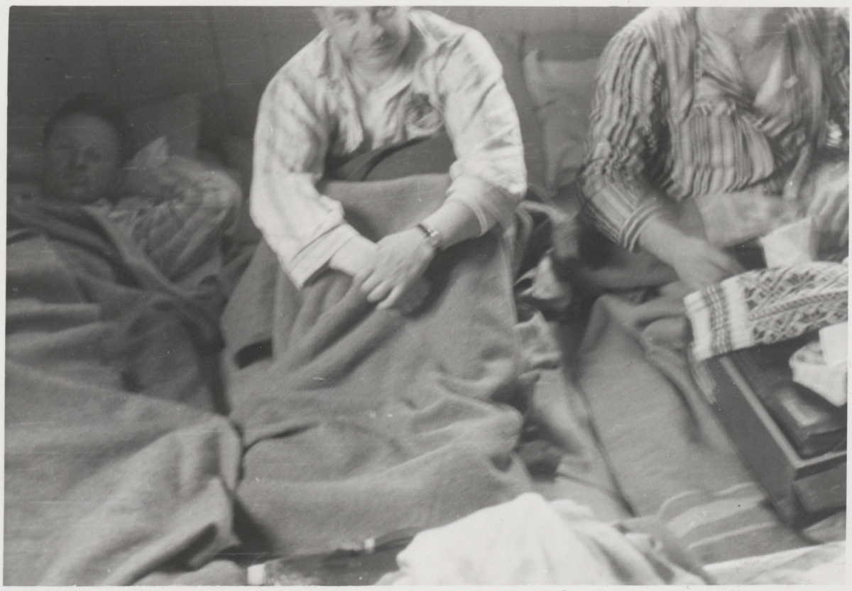 Fanger i Falstad fangeleir, i sovesal på Falstad nedre ("Øvergården"). Fra venstre Harald Halvorsen (f. 1899), Erling Østerberg (f. 1901) og Herman Semmelmann (f. 1902). De var blant "Trondheimsgislene" på Falstad mars-juni 1942.
