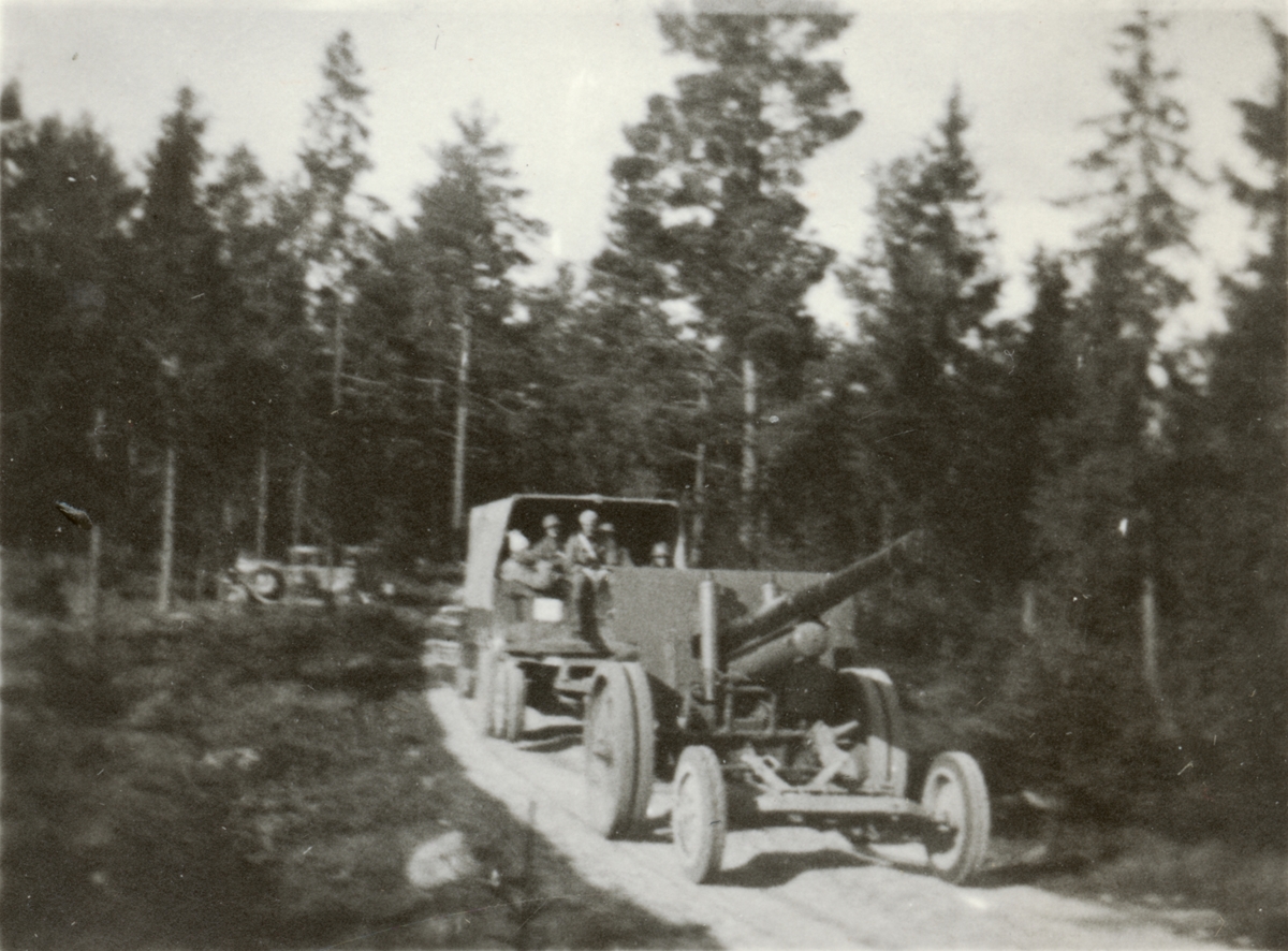 Text i fotoalbum: "1936. Okt. Gävlemanövern. 10,5 cm kårart.".
