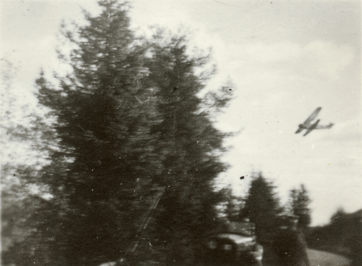 Text i fotoalbum: "1936. Okt. Gävlemanövern. Flyganfall på trängkol.".