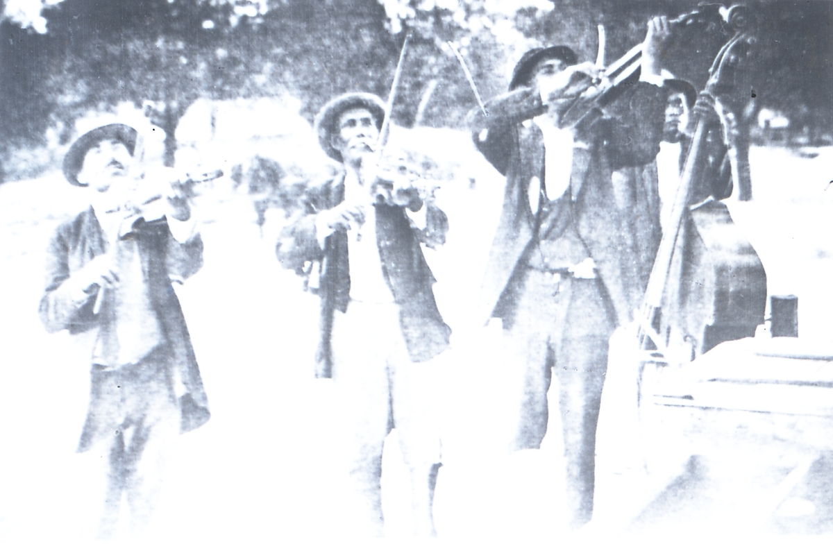 Fyra män spelar fiol och bas tillsammans. Bildens ursprung är okänt.