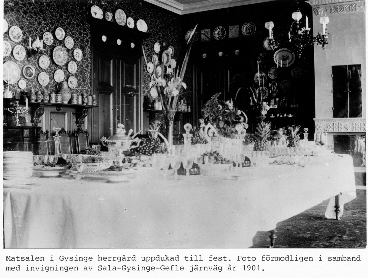Matsalen i Gysinge herrgård uppdukad till fest. Foto förmodligen i samband med invigningen av Sala-Gysinge-Gefle järnväg år 1901.