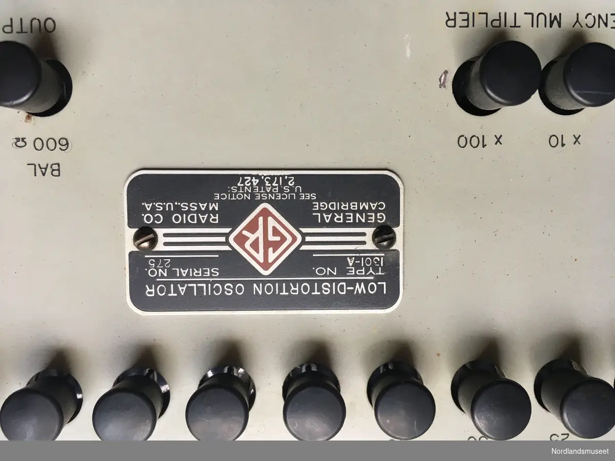 "Testutstyr (støyoscillator )for måling av støy.
 serial no. 275"
Påskrift:
"Kringkastingskontoret Teledirektoratet - Oslo1 
NR KA 243"
