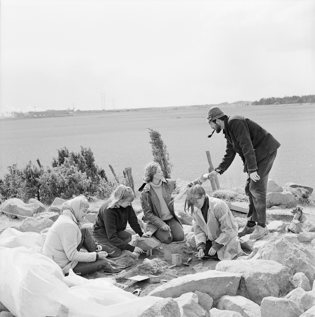 Arkeologisk utgrävning, svärd av järn i vikingagrav, gravfältet Ytterbacken, Vaksala socken, Uppland, maj 1965