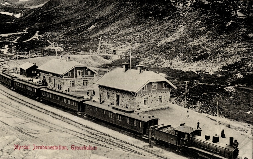 Damplokomotiv type 21 med persontog fra Bergen til Oslo Ø på Myrdal stasjon.