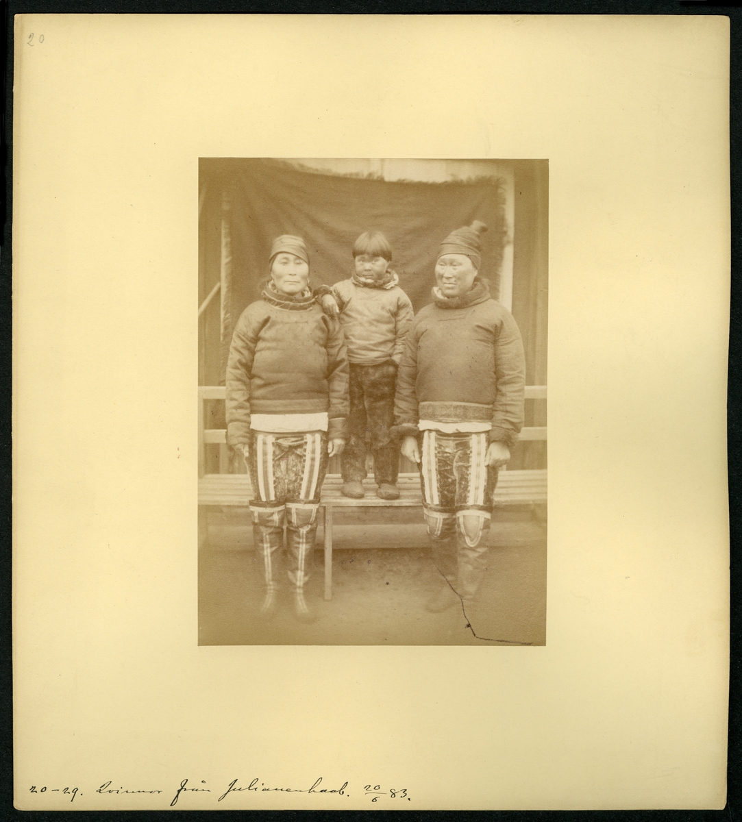 Svenska Grönlandsexpeditionen 1883. Porträtt av två kvinnor och ett barn från Julianenhaab.