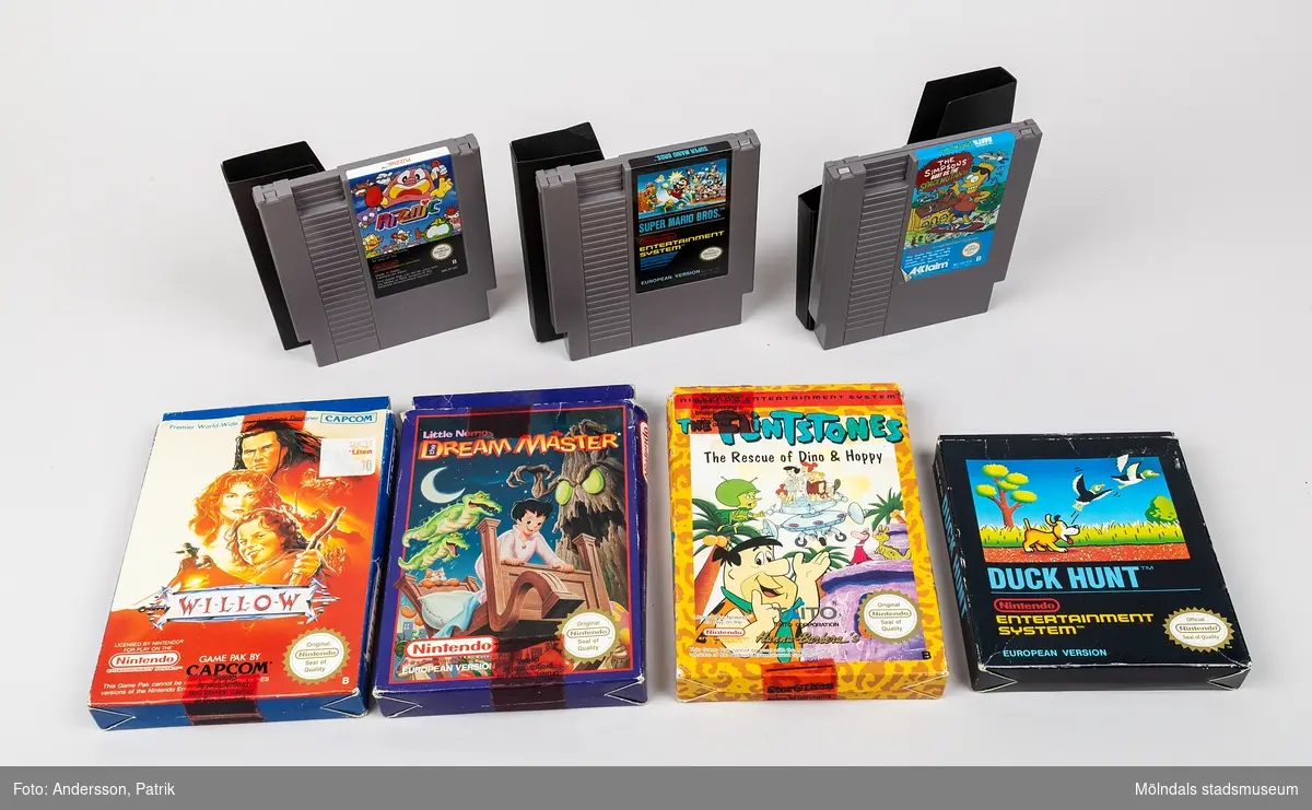 Sju stycken kassetter (Cartridges) med TV-spel till Nintendo Entertainment System.

Kassetterna är i tillverkad av grå plast med ett skyddshölje i svart plast. 
Fyra sycken spel har även kvar sin originalförpackning i kartong.
