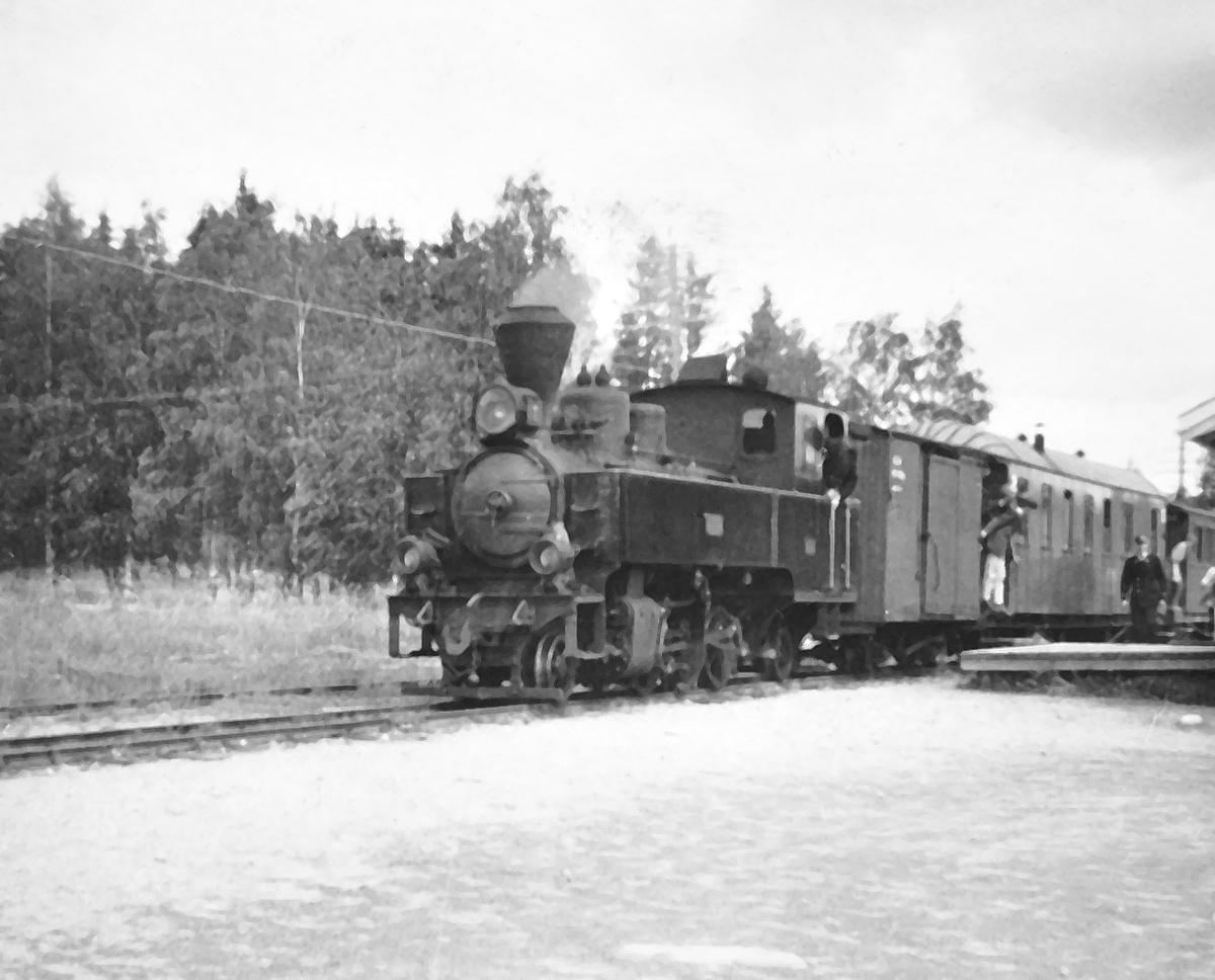 Damplokomotiv XXIXb nr. 7 PRYDZ på Fosser stasjon med tog til Skulerud