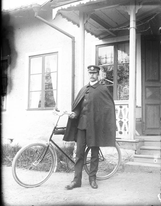 Postiljon med cykel utanför Lillhärads prästgård, ca 1910.