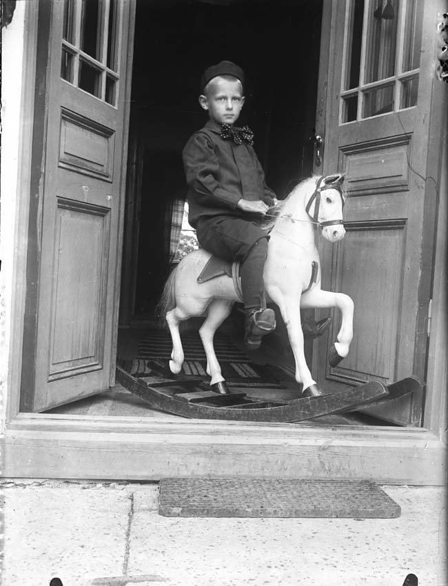 Pojke på gunghäst, Lillhärad, ca 1910.