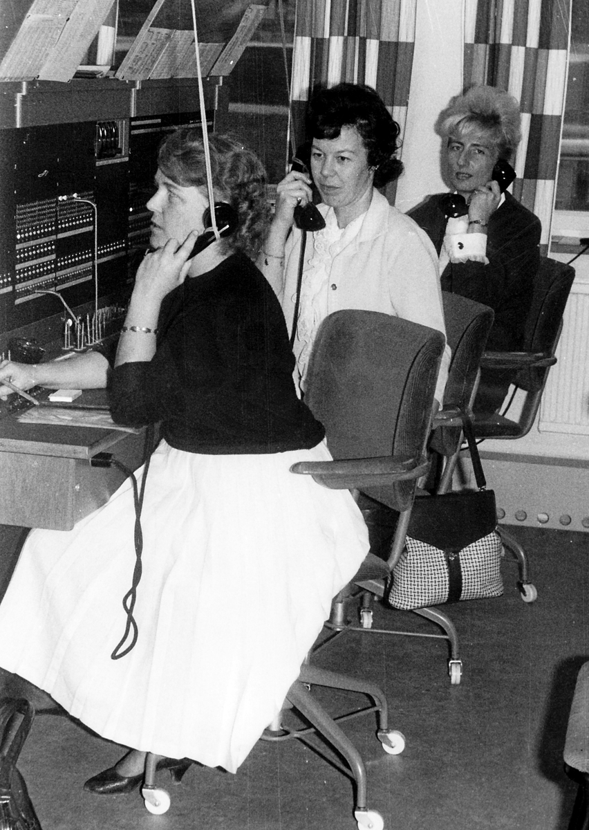 IV. Militärområdets stabsbyggnad 1963

I samband med milostabsbygget inreddes även en gemensam telefonväxel för milostaben och P 10.
Här ser vi tre av telefonisterna, fr.v.
Karin Ytterberg, Evy Lindqvist och Inger Enblom.