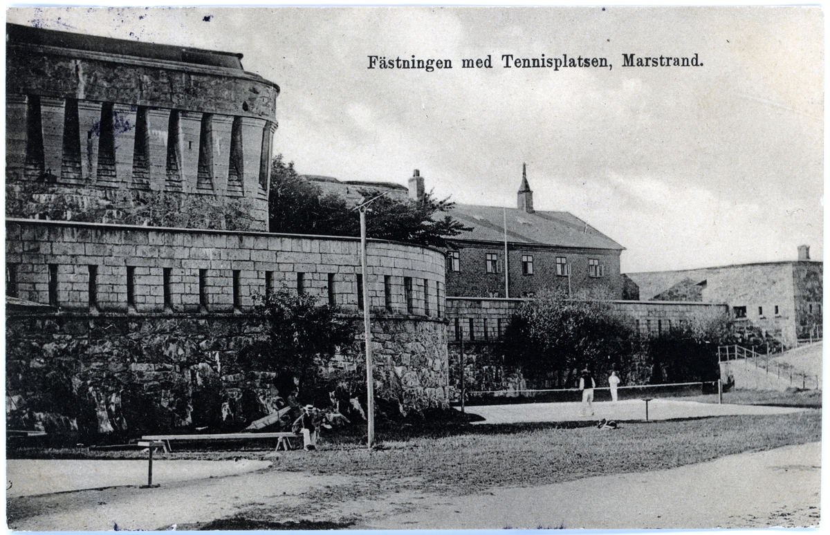 Tryckt text på kortet: "Fästningen med Tennisplatsen, Marstrand."
"Axel Björck, Göteborg."