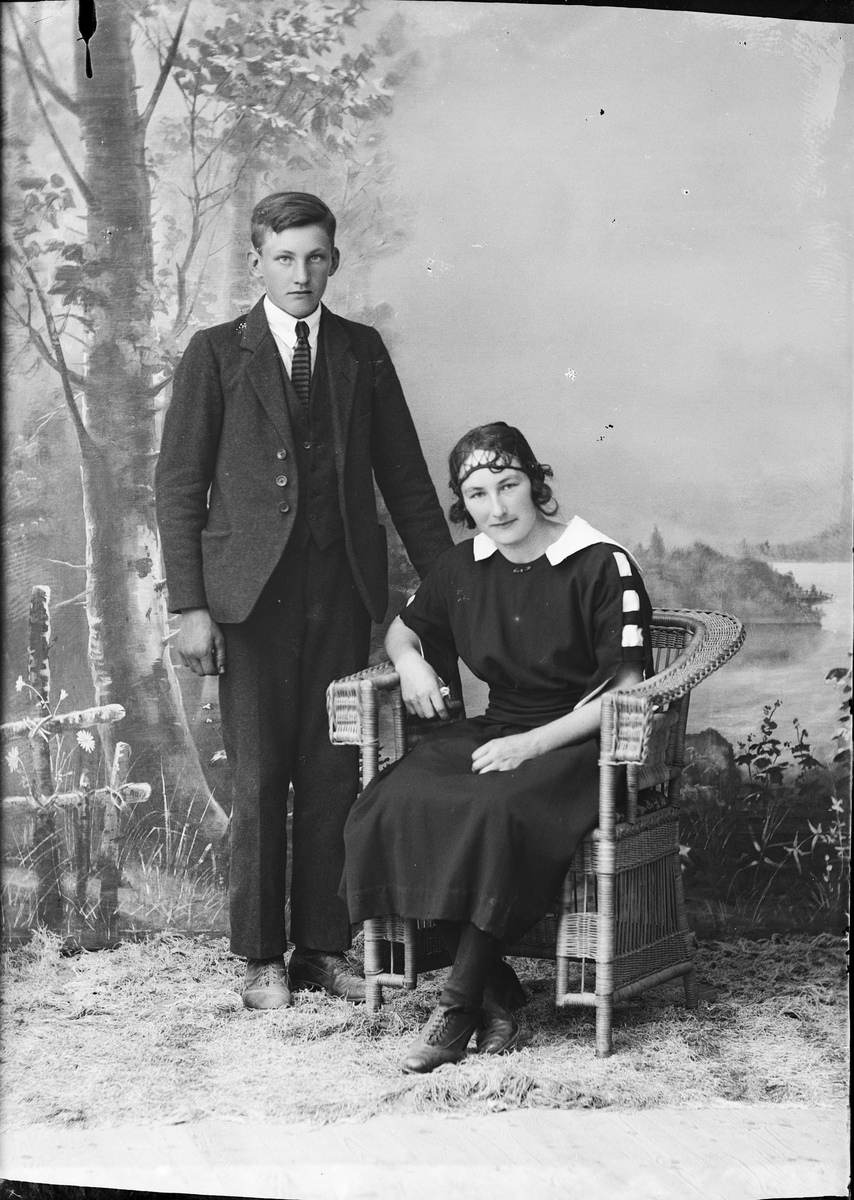 Ateljéporträtt - kvinna och Ingvar Ölund från Fors, Hökhuvud socken, Uppland 1923