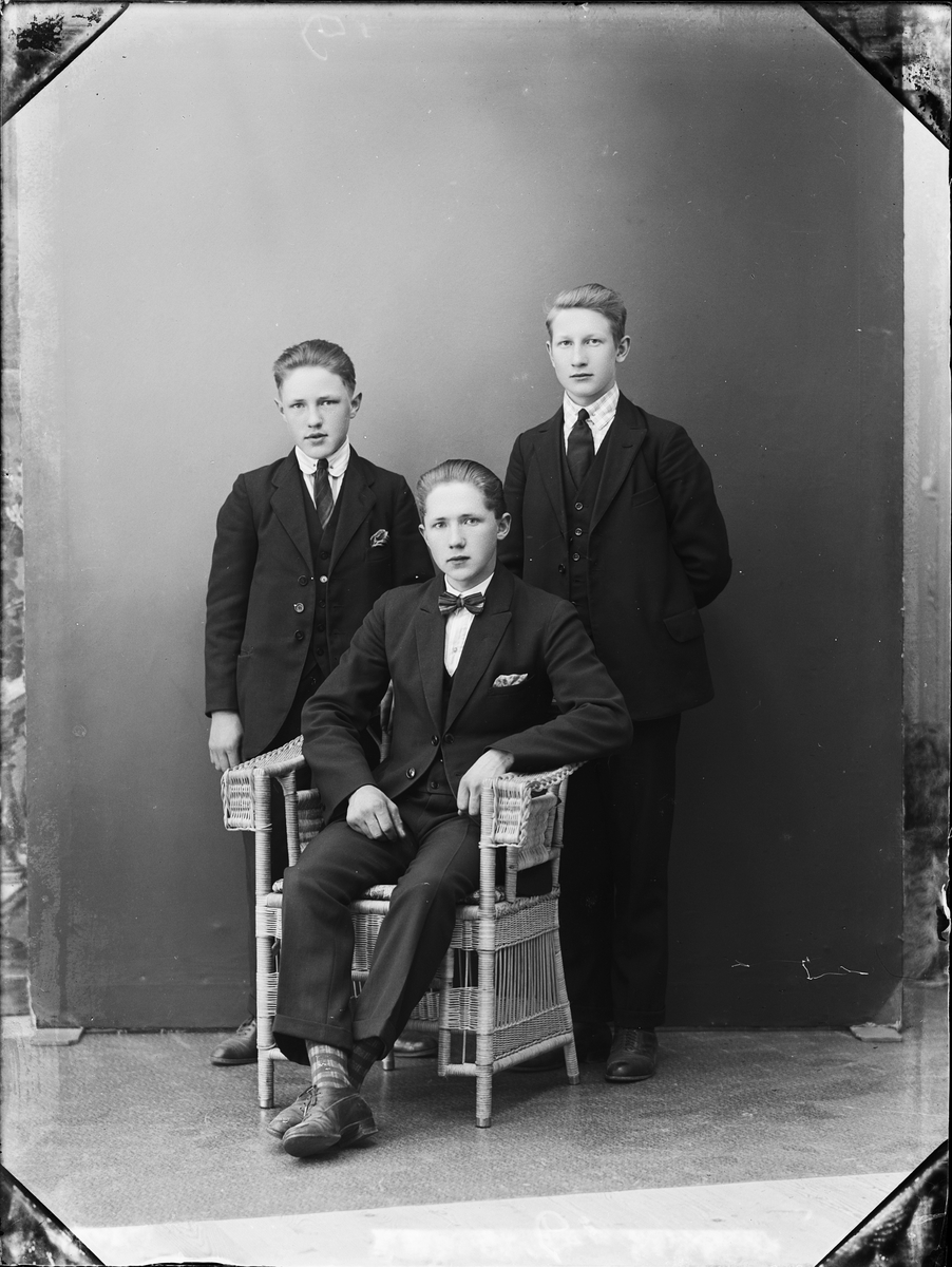 Ateljéporträtt - två unga män och Oscar Almkvist från Skäfthammar socken Uppland 1926