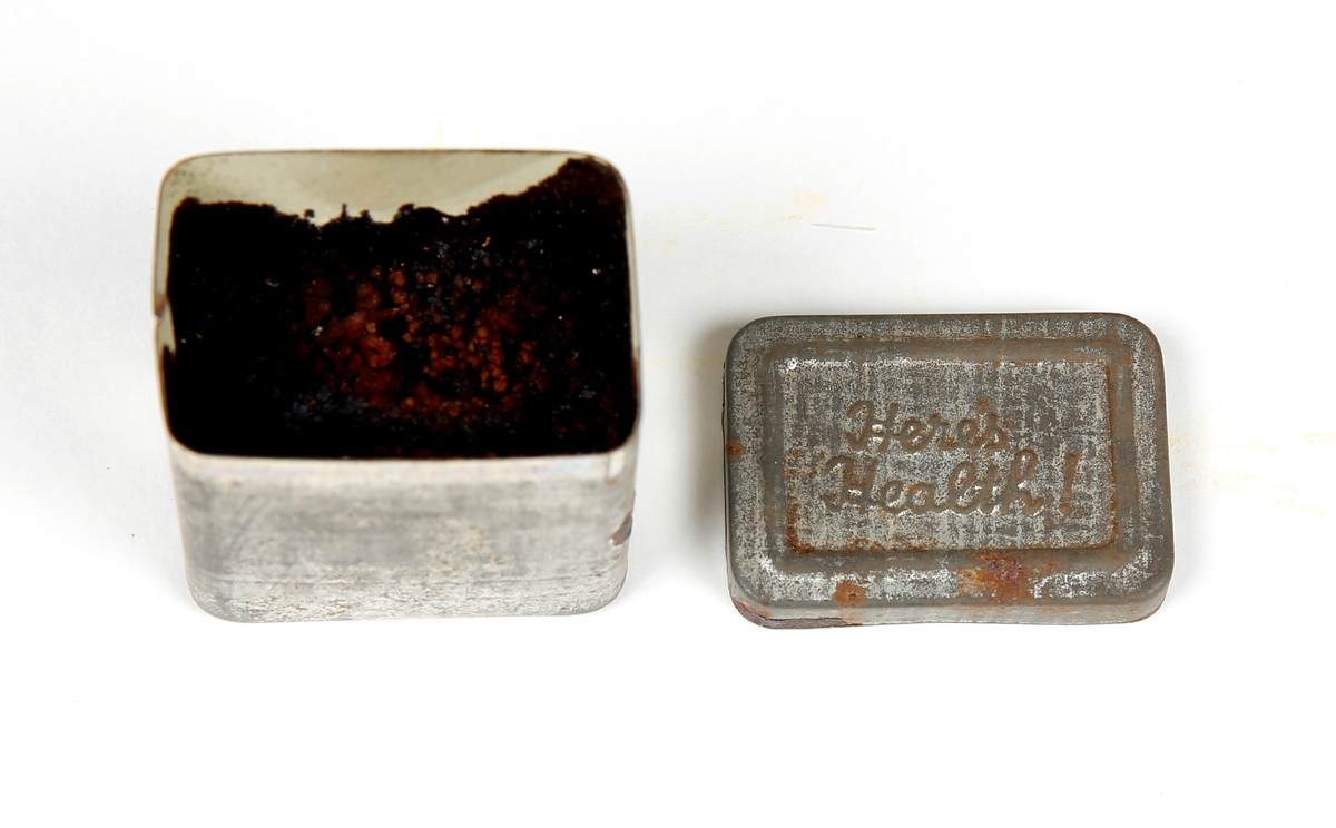Slipepulver - pigmenter/fargestoff, borsyre, kritt, Bon Ami (skurepulver), sæbe, pigment-pulver (?).
