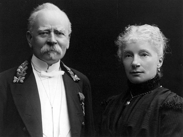 Gruppbild med Victor Egnell och hans hustru Anna Hård af Segerstad. Victor är klädd i sin borgmästaruniform. De firar silverbröllopsdag.