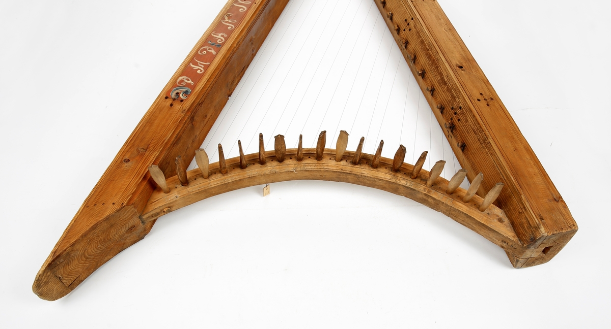 Harpe med 18 stemmeskruer og 16 lydhullgrupper med fem små hull i hverandre