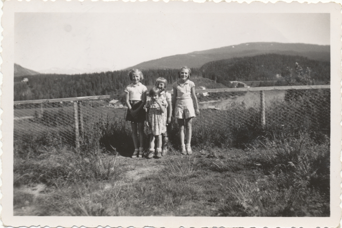 Fra Trofors 1940–41. Fra venstre Bjørg Sund, en ukjent, (?) Øyen og Irene Øien (usikker tyding av etternavn).