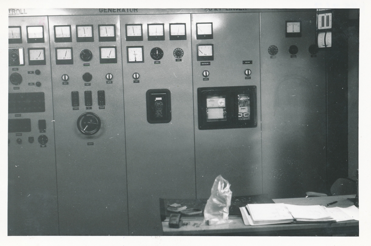 Kontrollpanel i en av kraftstasjonene på Kistefoss.