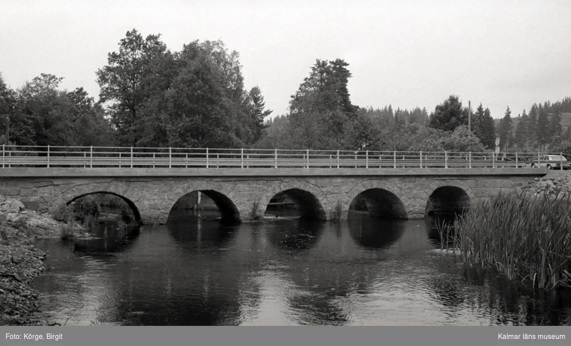 Bro över Silverån vid Nyebro i Vimmerby kommun. Foto, nedströms från sydost.
