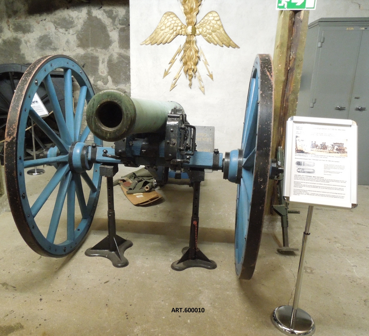 Carl von Cardells 6-pundiga kanon m/1795 för Wendes ridande artilleri
Artilleriet behövde under slutet av 1700-talet förnyas. Organisation och materiel var bristfälliga. En av de stora förnyarna var Carl von Cardell, bördig från svenska Pommern och med militär bakgrund från Preussen. Där hade han bland annat fått se ett rörligt och effektivt ridande artilleri. Även kanonerna behövde förnyas, främst göras hanterligare och lättare. Ammunitionen skulle finnas på föreställaren. 
Tidskraven han satte för att från hästdragning komma till skott var en minut vilket var revolutionerande för svenska förhållande. En ny era hade startat. En rad andra hårda tidskrav sattes.

von Cardell övergick 1791 i svensk tjänst och började genast komma med förnyelseförslag. Han stod väl i gunst hos den unge nye kungen Gustaf IV Adolf. Han föreslog att artilleriet skulle bestå av batterier på 4 6-pundiga kanoner och 2 8-pundiga haubitsar. 
Han presenterade pjäsförslag 1792 men fick först 1795 möjlighet att gjuta sina egna modeller. En kanon av dessa finns i Artillerimuseet. Två finns i Göteborg, komna från Kristianstad. De har sedan 1820 funnits i Göteborg, under många år som larmkanoner på Gustav Adolfs torg.

Troligen tillverkades 10 stycken varav hälften förlorades i kriget 1806.
Några data:
Vikt: 755 kg
Eldrör av brons, av ”metall”, i en egen Cardellsblandning med 88 % koppar och 12 % tenn.  (Järn benämndes järn och inte metall på den tiden.)
Kulans vikt: 6 pund, knappt 3 kg, därav  ”6-pundig kanon”.
Skottvidd max ca 600 meter
---
von Cardell blev regementschef för Wendes och slutade som generalfälttygmästare.
Tre andra Cardellspjäser finns i Artillerimuseet, en 8-pundig haubits som, tillsammans med fyra kanoner i två ex normalt ingick i ett ridande batteri. Dessutom finns 12-pundig kanon och ett 16-pundigt haubitseldrör för ett tungt ridande batteri som sattes upp på försök.

Efter von Cardell övergick all tillverkning av eldrör till styckebruken, det vill säga gjorda av det billigare gjutjärnet.