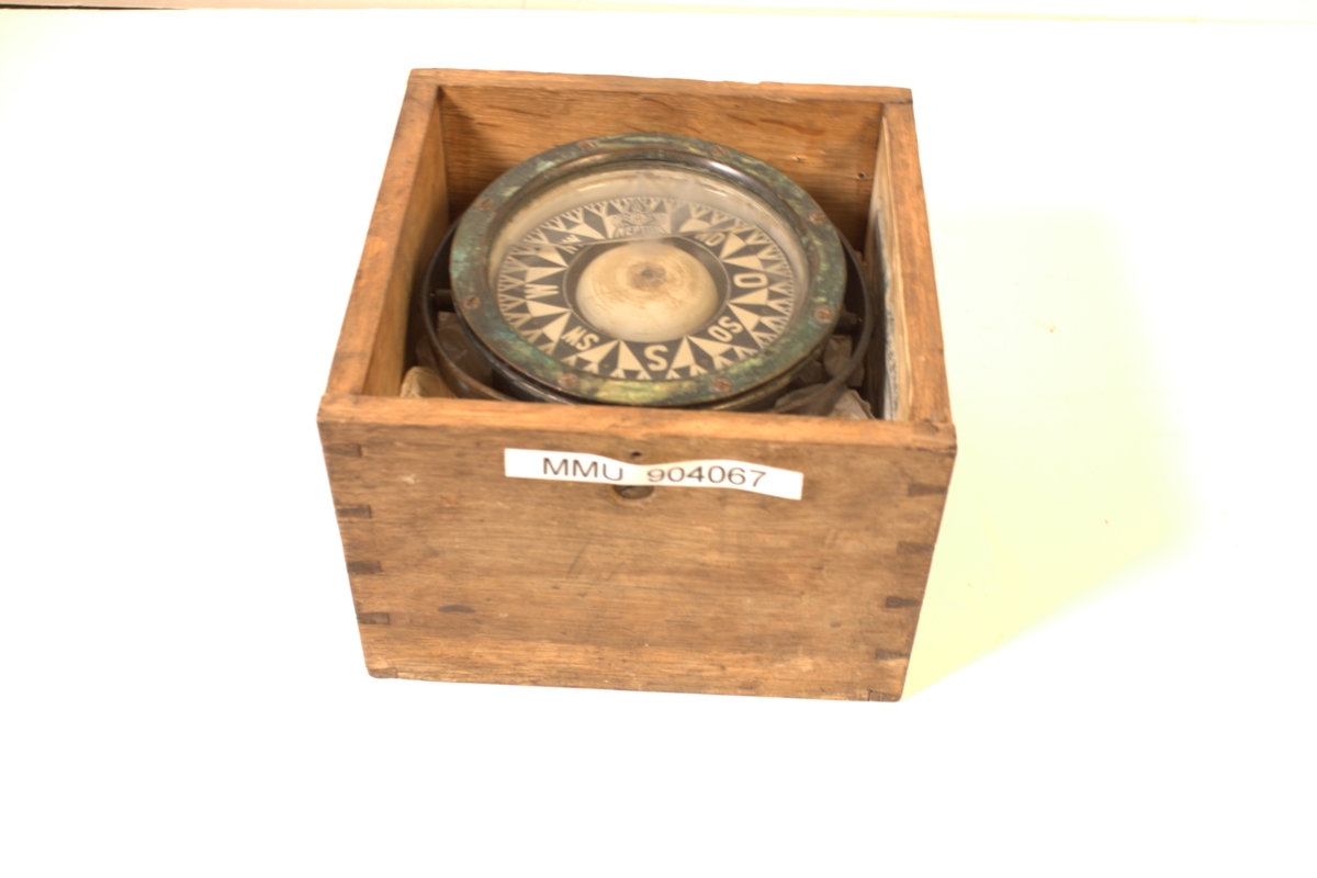 Kompasset er merket "Neptun". Rosa har en hvit bunn med svarte symboler. Kompasset skal være i en kasse med et skilt som sier "2838. Capt Wistings slædekompass på Sydpolen 1911".