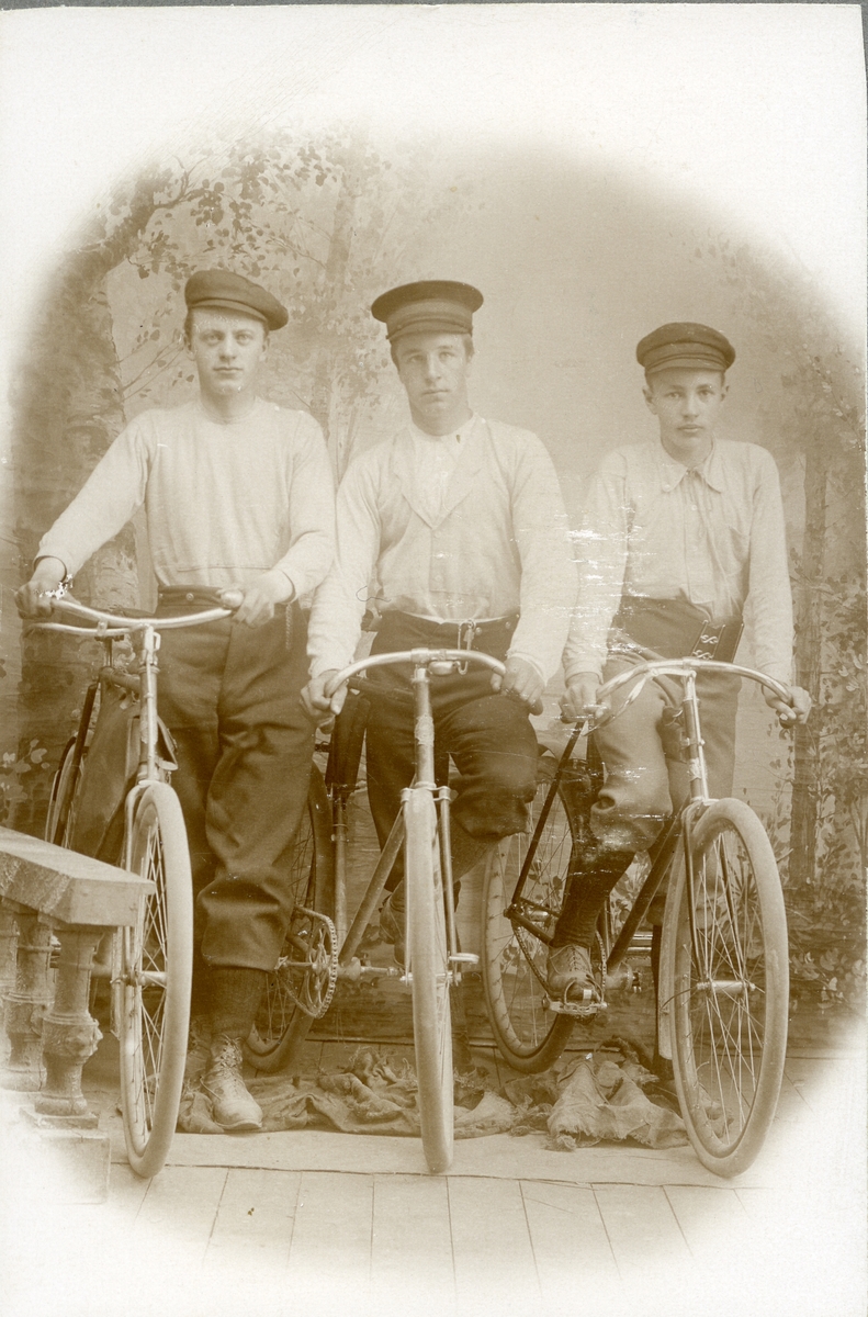 3 menn med sykler.