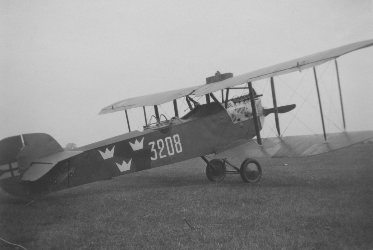 Flygplan FVM S 21, S 1 nummer 3208 står på ett flygfält vid flygdagen på Bulltofta den 5 september 1926.