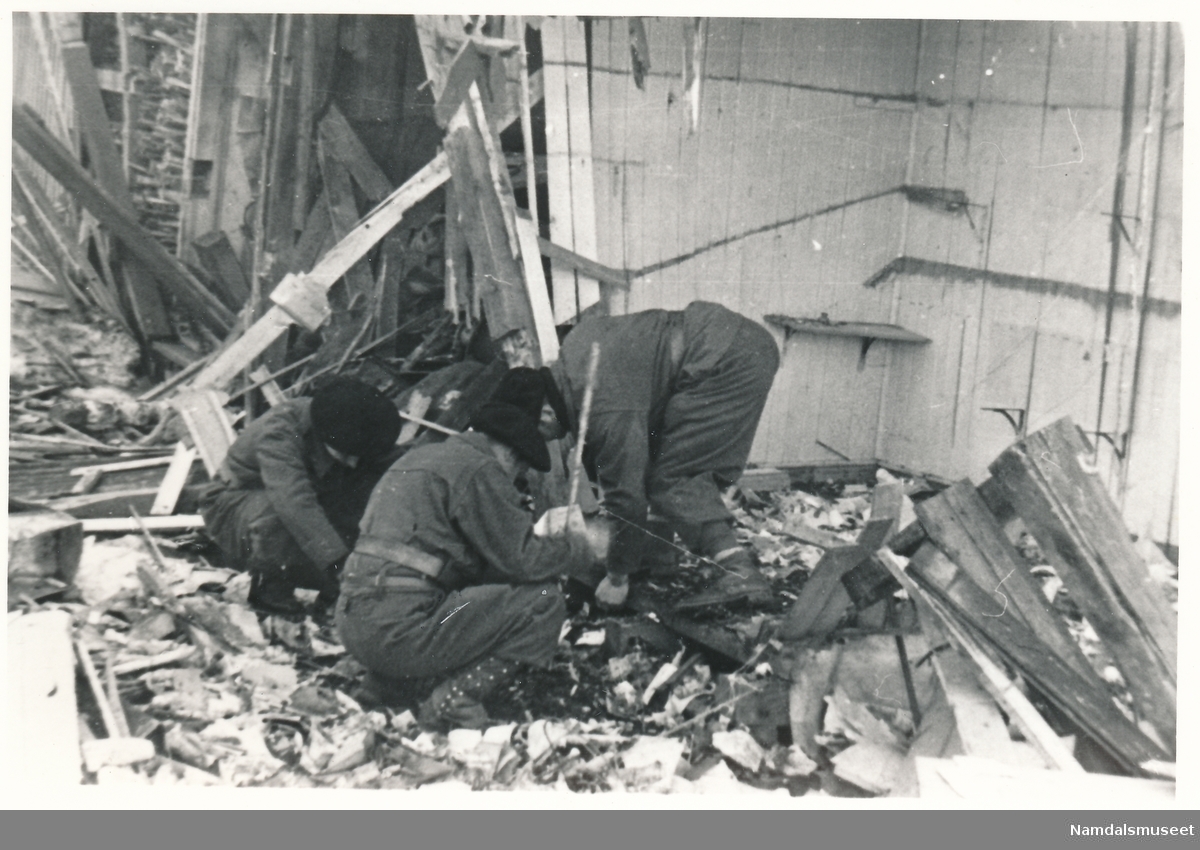 Franske soldater ved et utbombet hus i Namsos