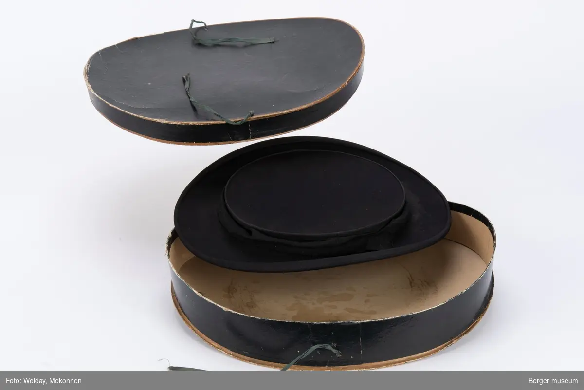 Chapeau claque («hatt som smeller») er en type sammenleggbar flosshatt som ble oppfunnet i 1812. Det ser ut som en modell fra rundt 1920.
Flosshatt, tidligere også kalt sylinderhatt eller bare høy hatt, er en høy hatt med stiv, sylinderformet pull og liten brem.
Hatten har sin egen hatte-eske.