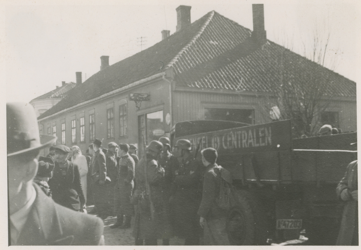 Tyske soldater foran Høstegården , 11. april 1940.