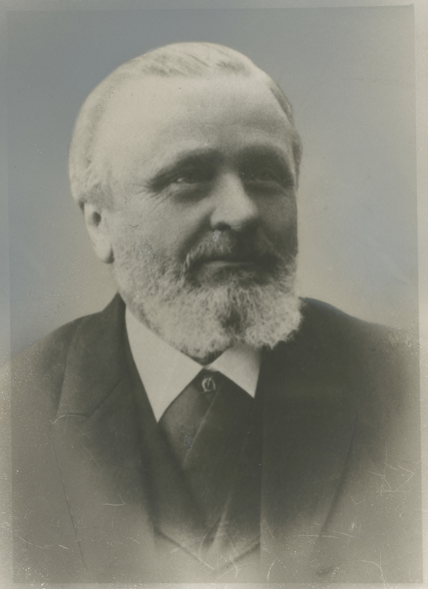 Portrettfoto av Hans Jørgen Motzfeldt Birch (1830-1910), politimester i Moss 1881-9.