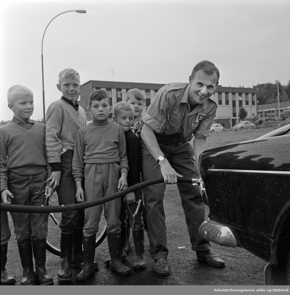 Skøytekongen Knut "Kuppern" Johannesen åpnet ny bensinstasjon på Bøler. August 1965.