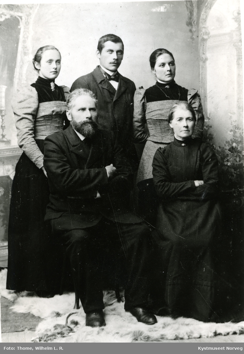 Foran fra venstre: Karl August Jensen, Johanna Jørgine Jensen. Bak: Fredrikke Gjertsen Eiternes, Jens F. Wang og Petra Hagen Wang