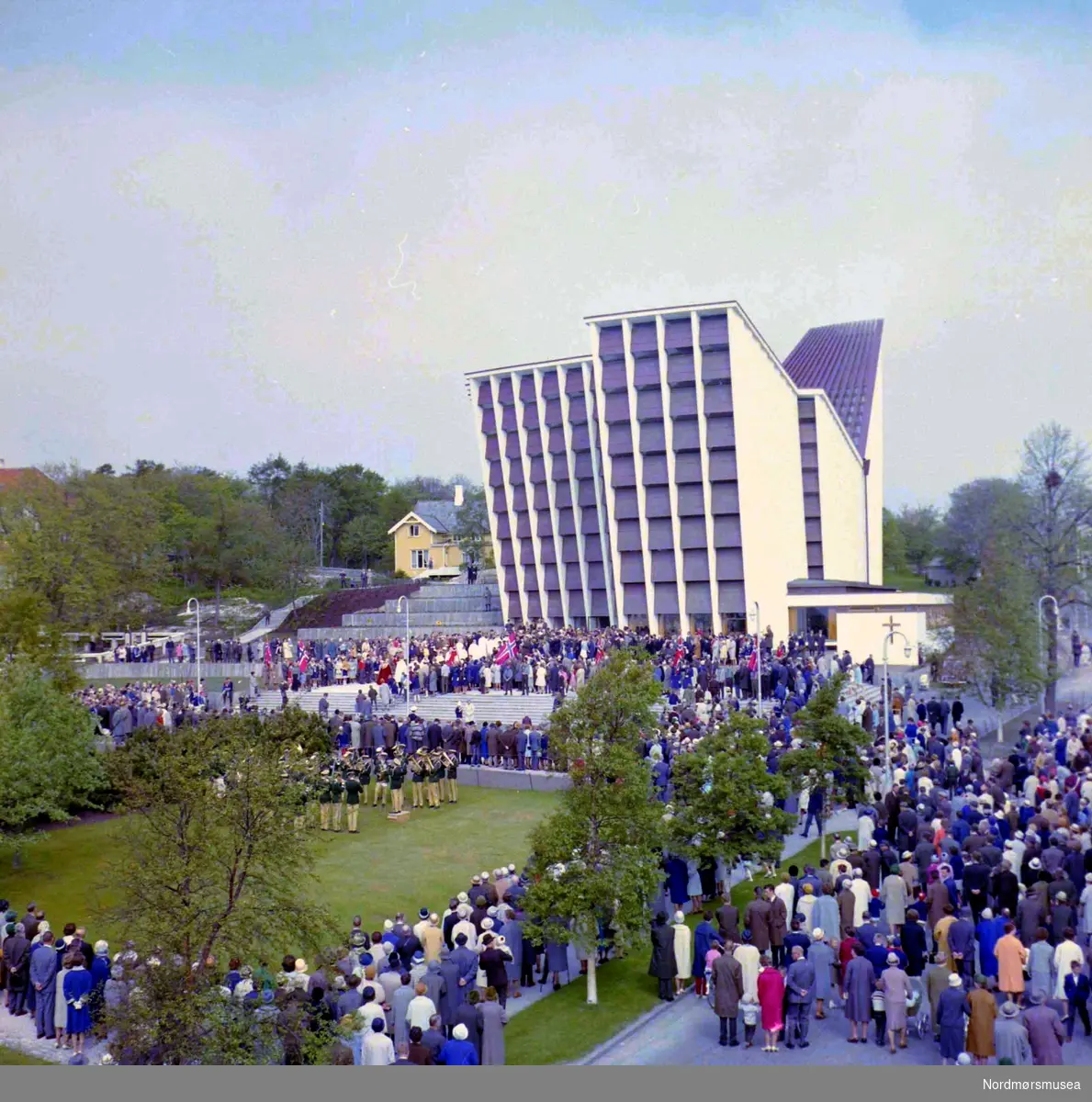Trolig fra innvielsen av Kirkelandet kirke den 24.mai 1964, på Kirkelandet i Kristiansund. Fotograf er Nils Williams. Fra Nordmøre museums fotosamlinger.