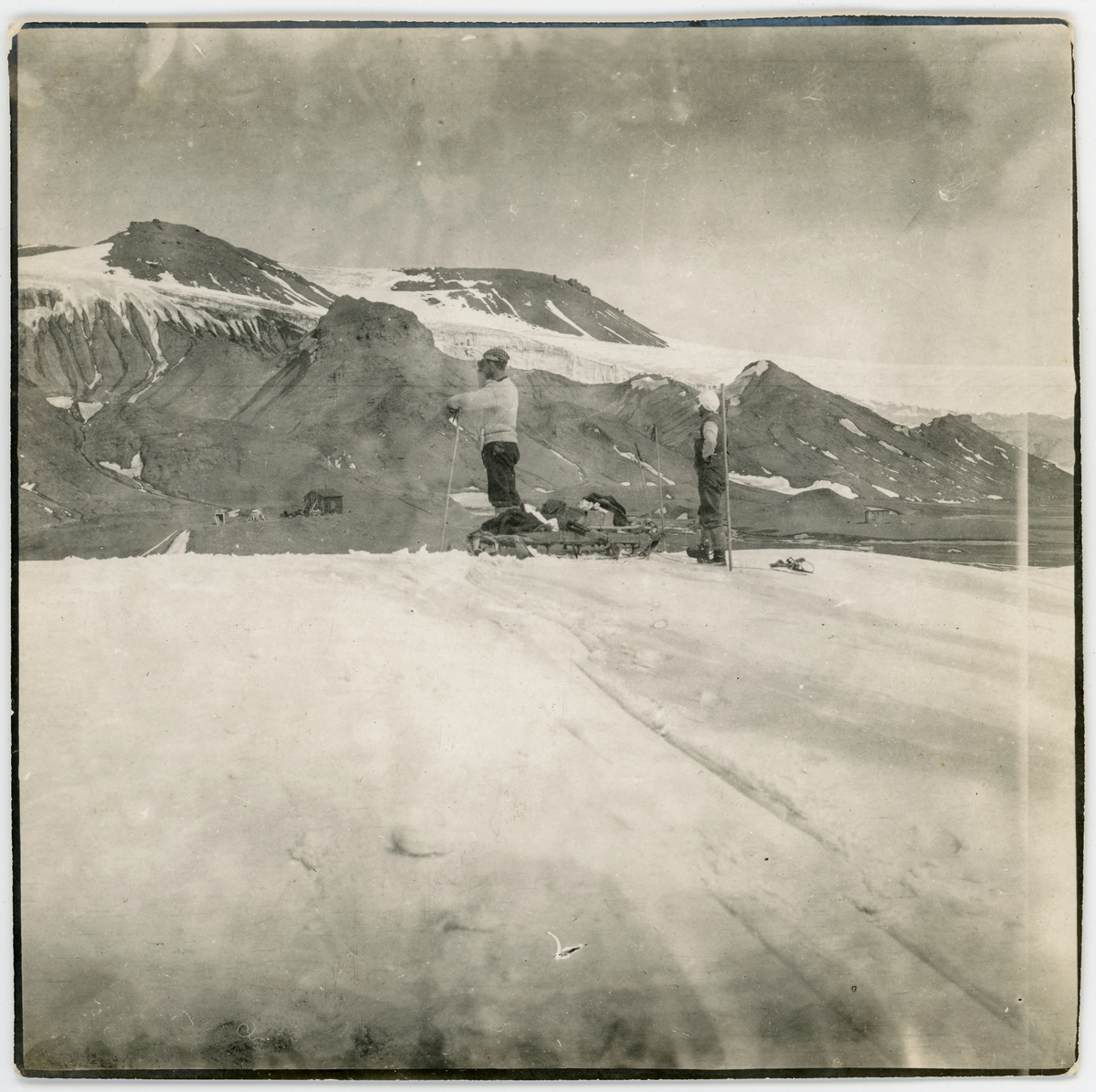 Medlemmar ur Antarktiska undsättningsexpeditionen vid Snow Hill den 4 december 1903. Påskrift på originalets baksida: "Vid målet! Snow Hill 4/12 1903"