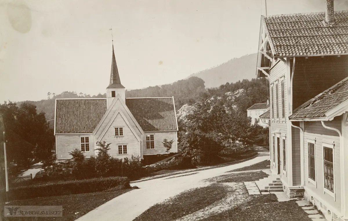 Rådstua og kirken sett fra fotograf Kirkhorn sitt hus.