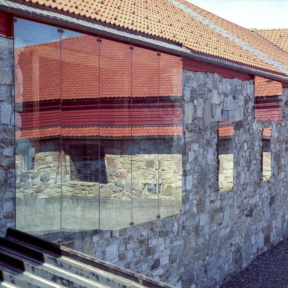 Storhamarlåven ble bygget om fra låve til museum av arkitekt Sverre Fehn. Han tettet nedraste åpninger med store glassplater som p solrike dager kan finne på å gjenspeile andre vegger fra låven så det gir en riktig flott virkning.