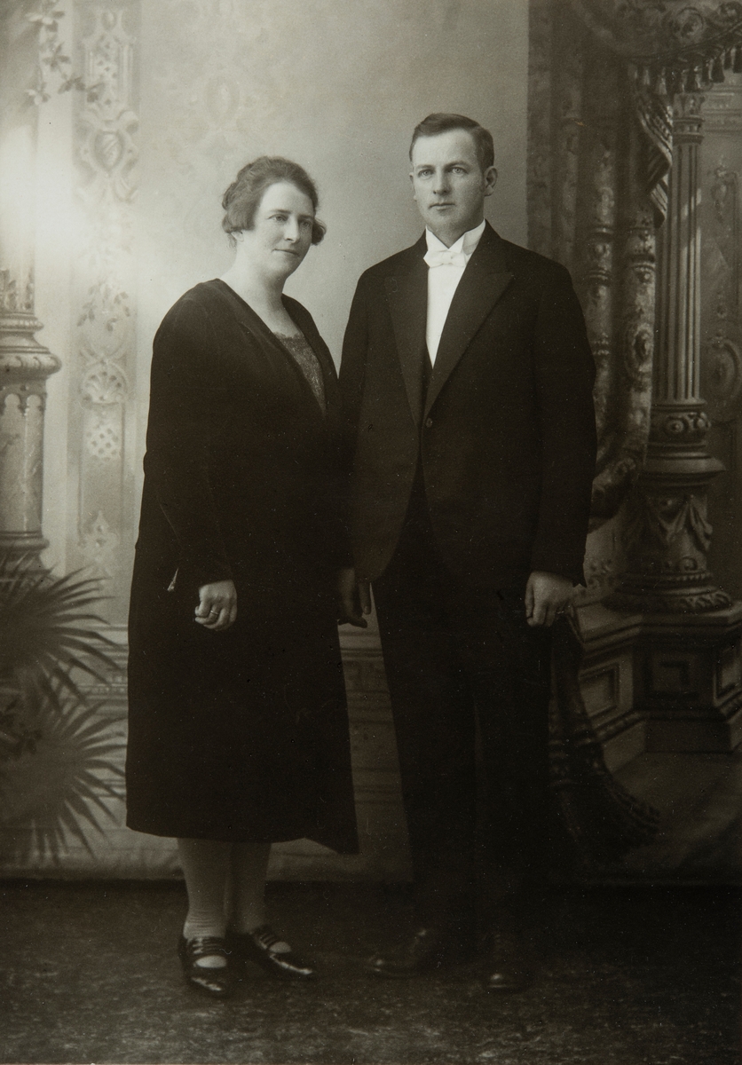 Brudebilde av Hans Johansen (f.1896) og Magda Ingvaldsen (f.1896), gift 19.5.1928.