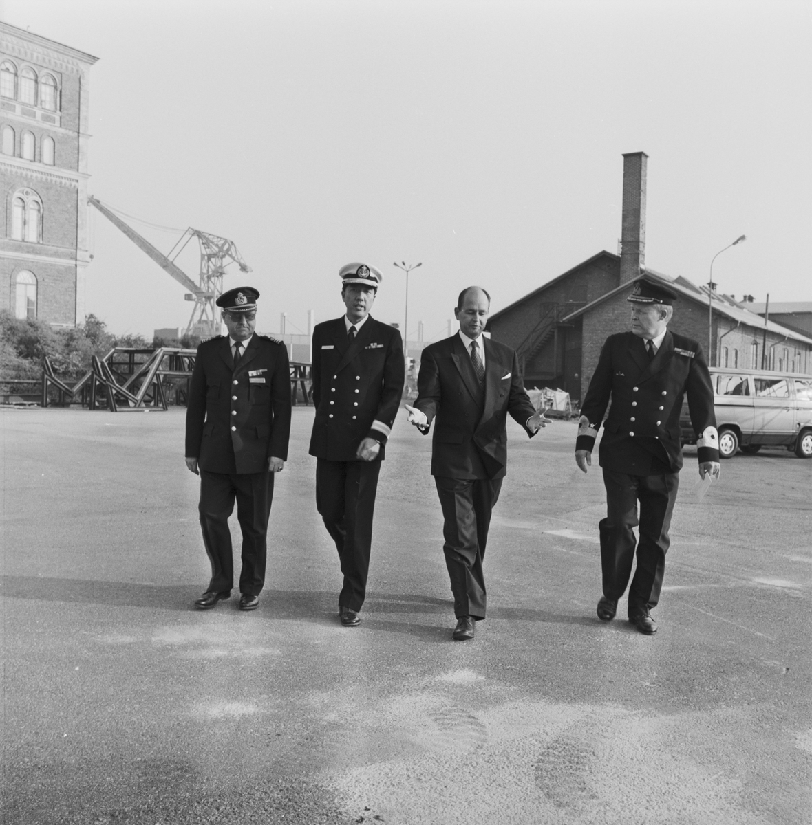Varvschefen tar en promenad med den singaporianske marinchefen och två höga sjöofficerare.