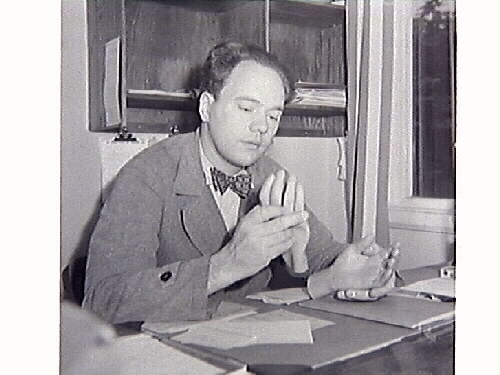 Bandagemästare A O Andersson vid Kustsanatoriet Apelviken, porträtterad i Hallands Nyheter 1950. Han står vid ett par gipsavgjutningar i form av torsos.