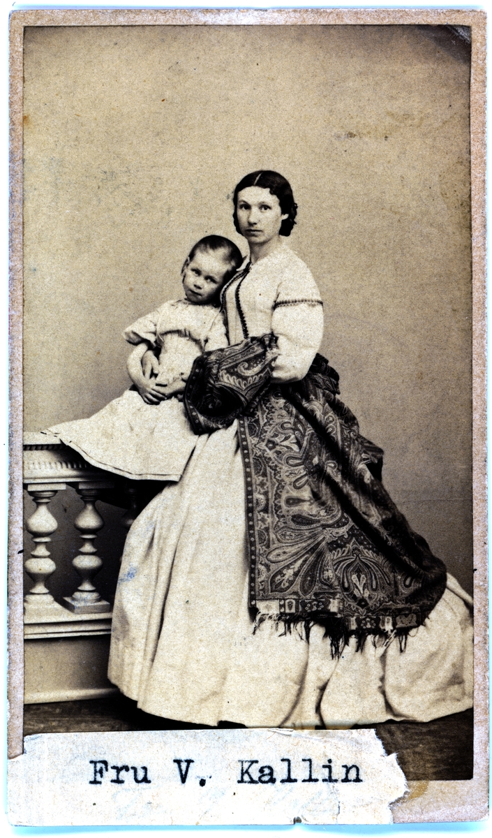 Valborg Kallin (1836 - 1873) med en av döttrarna